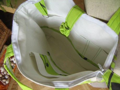kabelka zelená uvnitř
