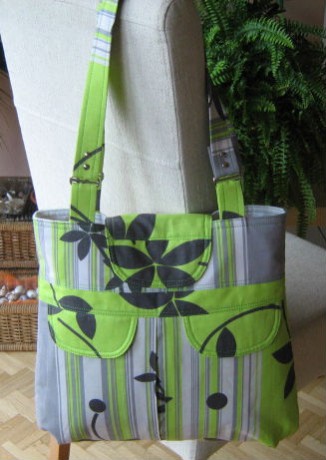 kabelka zelená se dvěma kapsami